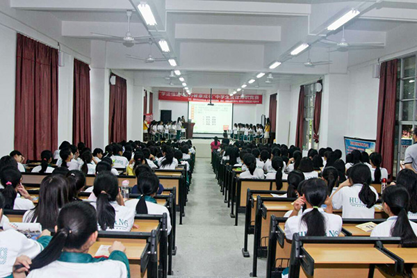 學(xué)法懂法，助力健康成長”少女法律知識(shí)競(jìng)賽在平潭中學(xué)舉行